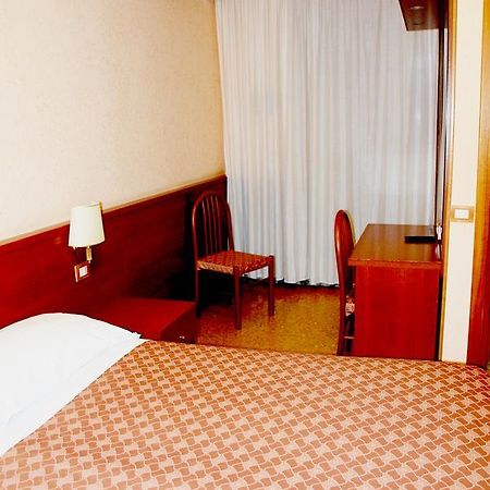 רומא Hotel Bruna מראה חיצוני תמונה