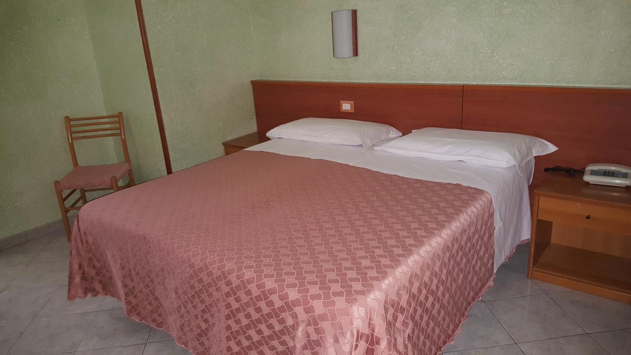 רומא Hotel Bruna מראה חיצוני תמונה