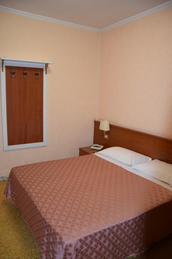 רומא Hotel Bruna מראה חיצוני תמונה