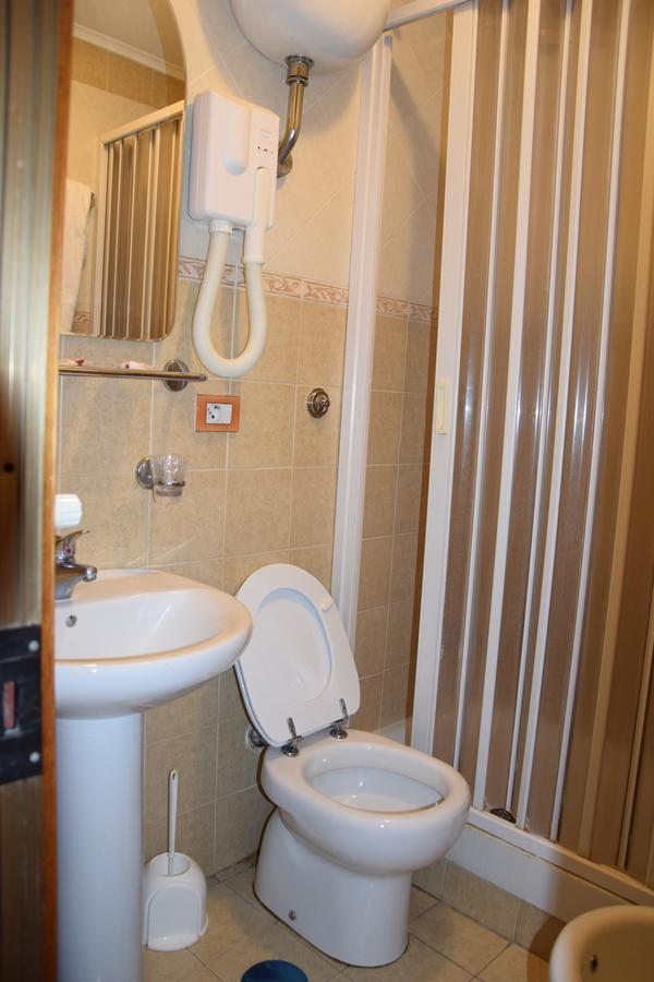 רומא Hotel Bruna מראה חיצוני תמונה