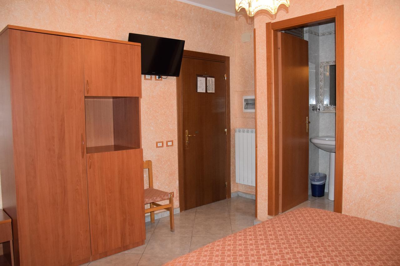 רומא Hotel Bruna מראה חיצוני תמונה
