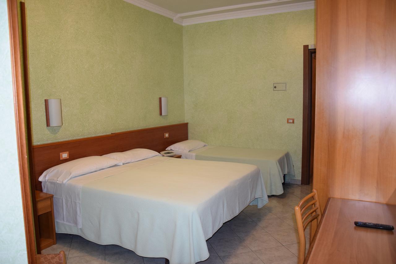 רומא Hotel Bruna מראה חיצוני תמונה